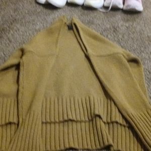 Brown sweater with slits in the shoulders